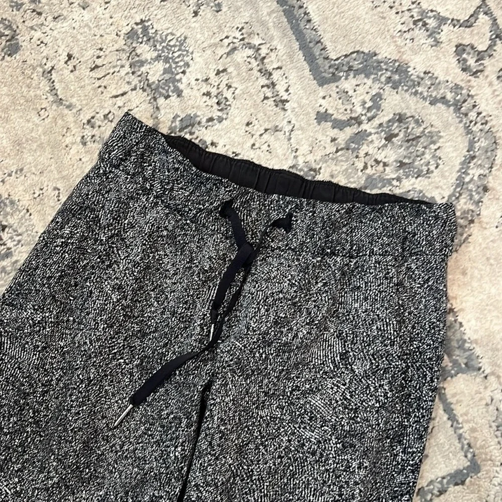 Lululemon On The Fly Pant Feathered Jacquard Black White / Black